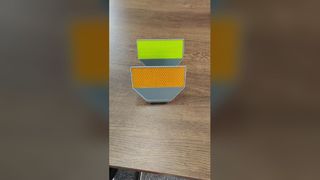 안전을 위한 고속도로 난간 반사판