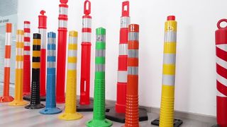 교통 정보 표시자 포스트(Traffic Delineator Post)로 도로를 안전하게 보호하세요